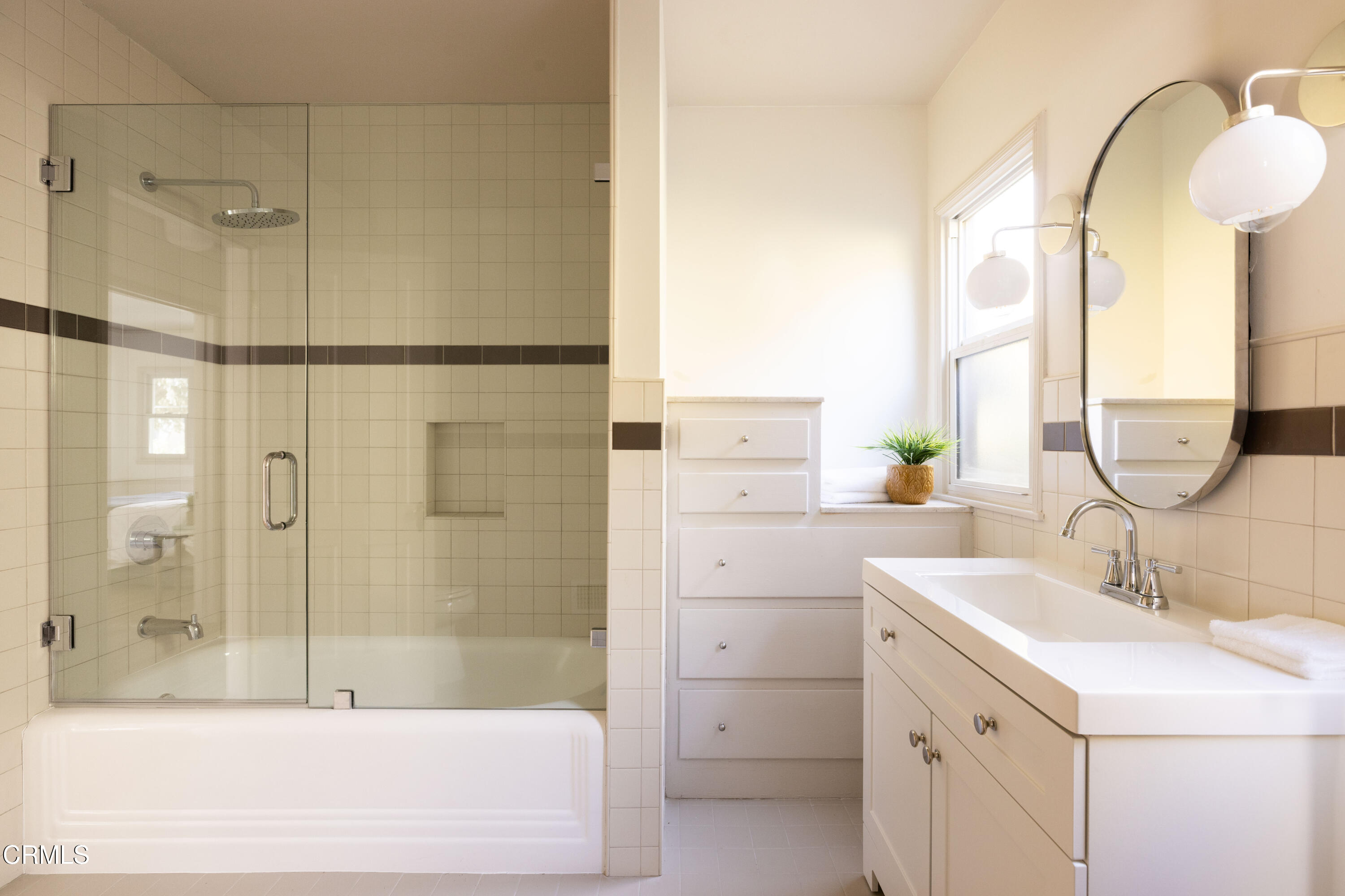 960 Roxbury Drive Pasadena, CA 91104 - Photo 20 of 28 a bathroom with a sink and a mirror with bathtub