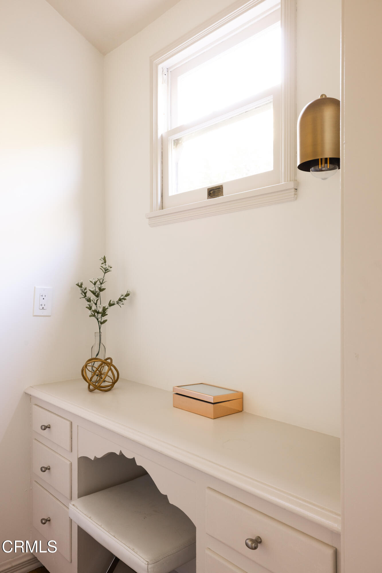 960 Roxbury Drive Pasadena, CA 91104 - Photo 24 of 28 a bathroom with a sink and a mirror