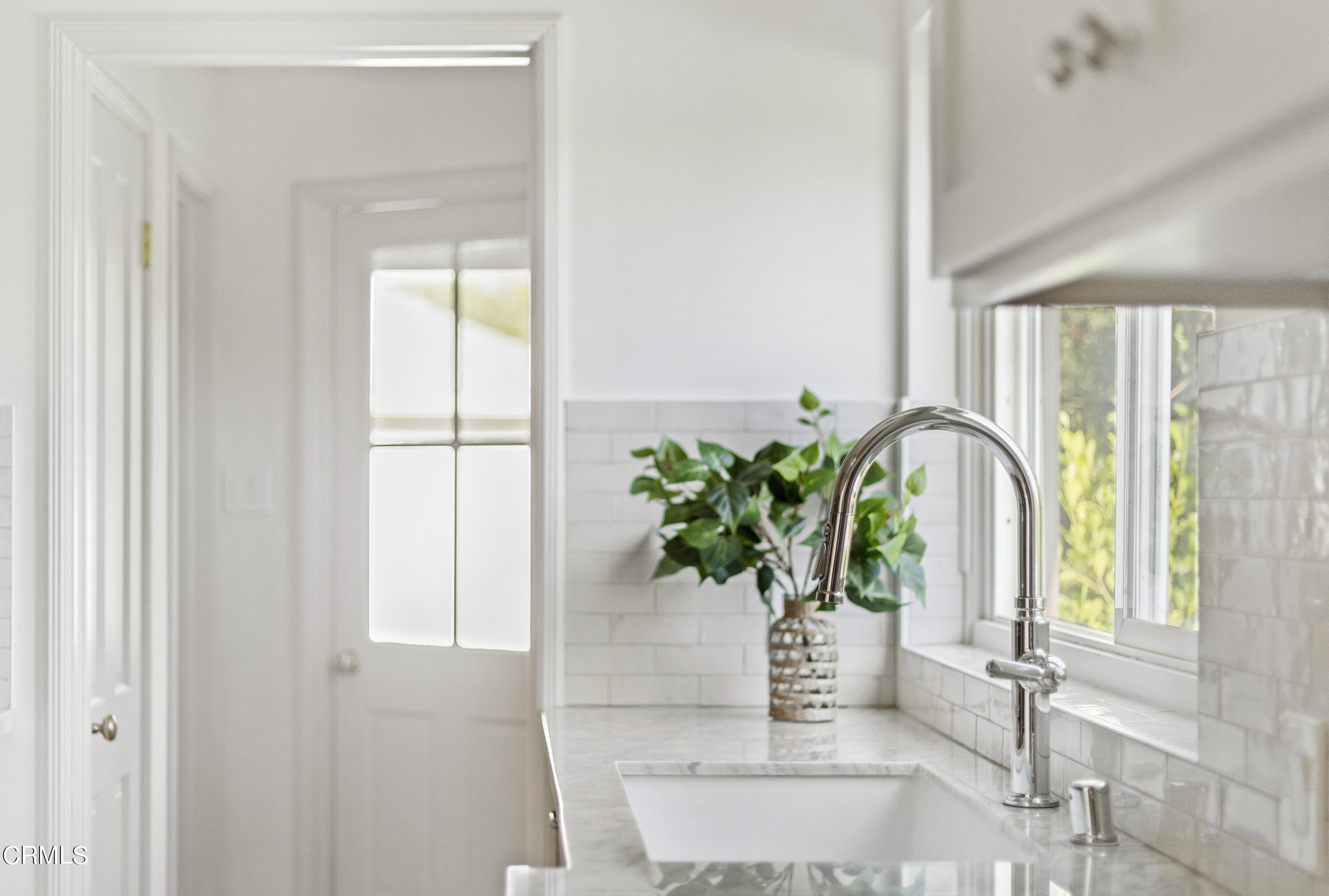 960 Roxbury Drive Pasadena, CA 91104 - Photo 7 of 28 a glass vase with white and yellow flowers