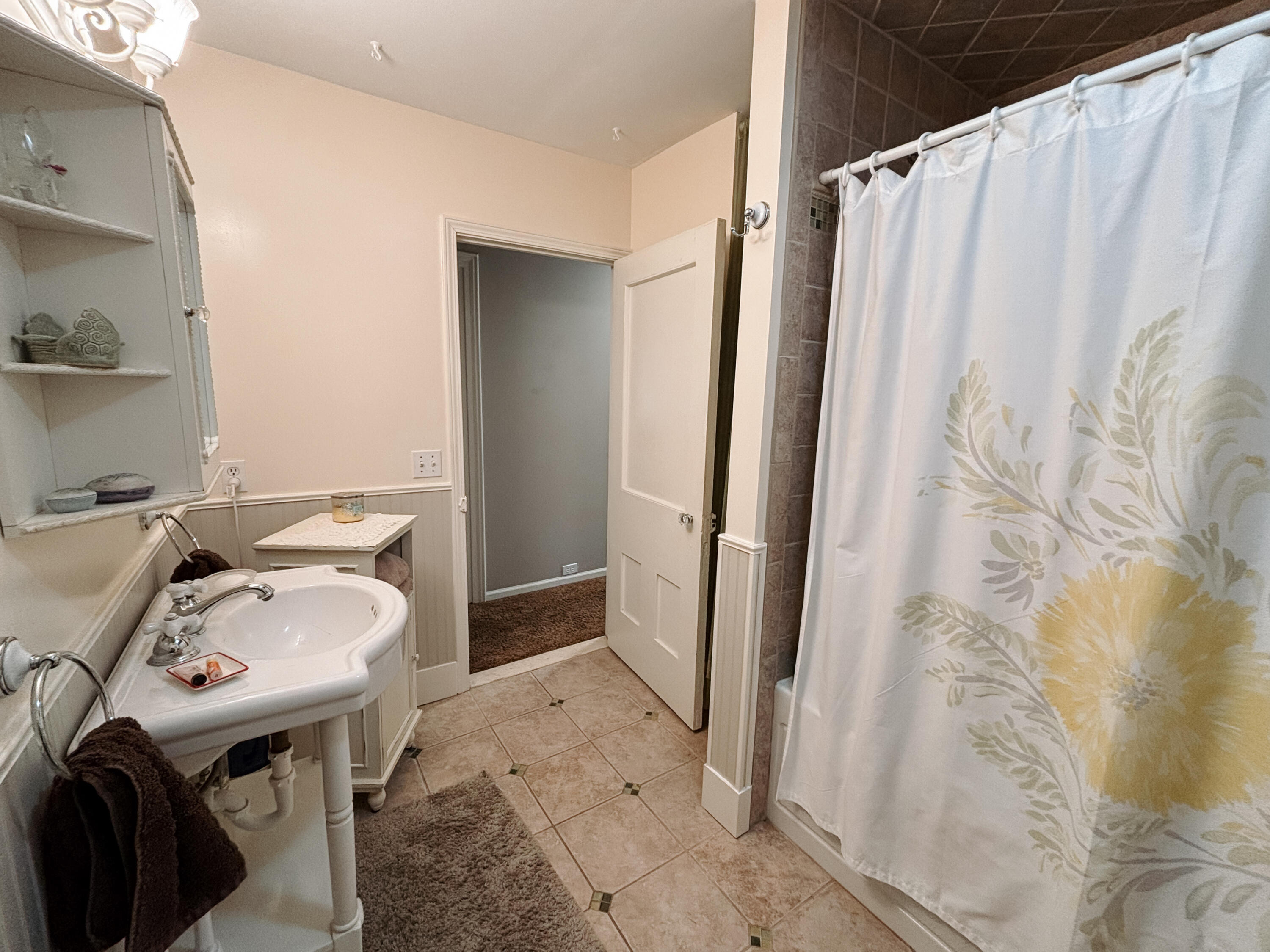 7100 Wing Lake Road Bloomfield Hills, MI 48301 - Photo 33 of 47 Upper Full Bathroom