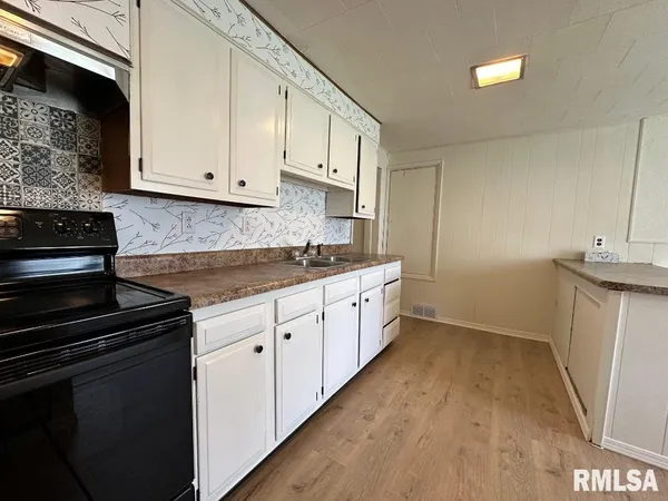 $990 | 2245 South 10th Street, Springfield, IL 62703