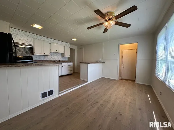 $990 | 2245 South 10th Street, Springfield, IL 62703