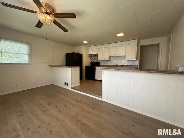 $990 | 2245 South 10th Street, Springfield, IL 62703