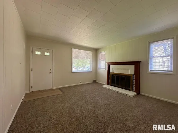 $990 | 2245 South 10th Street, Springfield, IL 62703