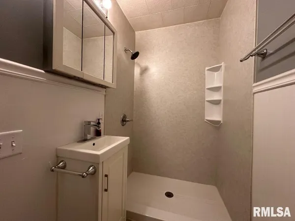 $990 | 2245 South 10th Street, Springfield, IL 62703