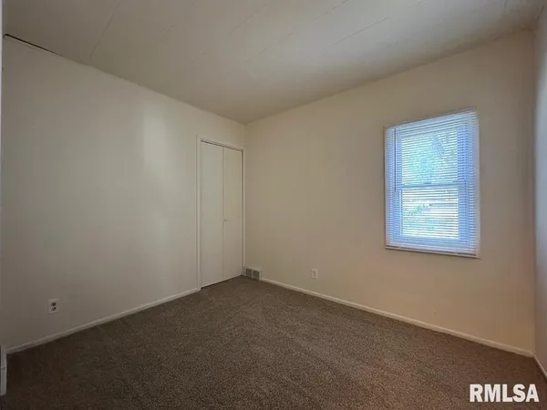 $990 | 2245 South 10th Street, Springfield, IL 62703