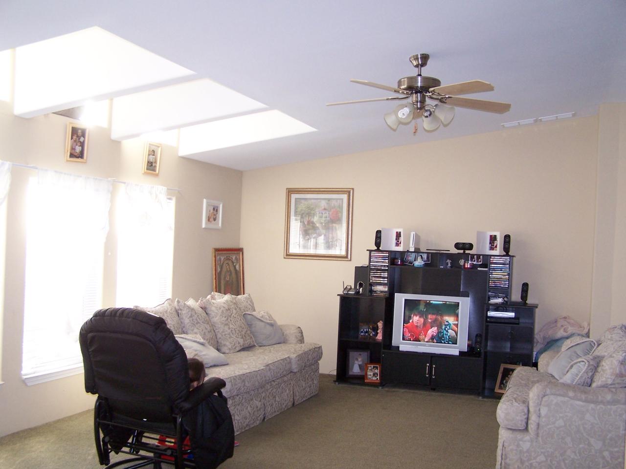 730 Durham Road Zillah, WA 98953 - Photo 4 of 11 a living room with furniture and a flat screen tv