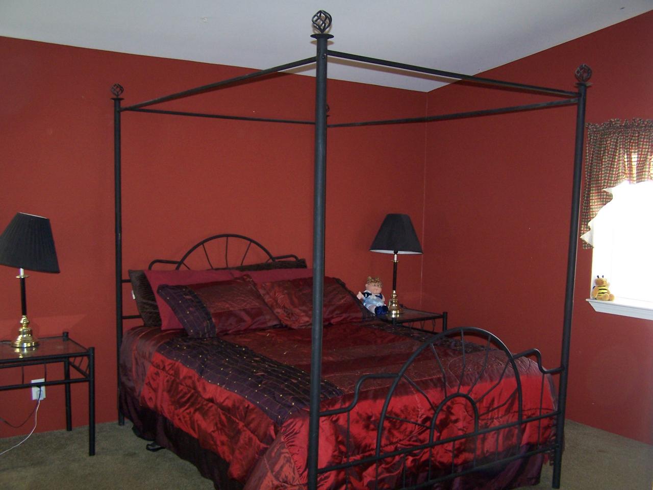 730 Durham Road Zillah, WA 98953 - Photo 7 of 11 a bed sitting in a bedroom next to a window