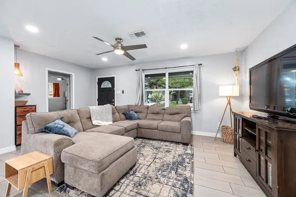 $257,000 | 7230 Edgemoor Drive, Houston, TX 77074