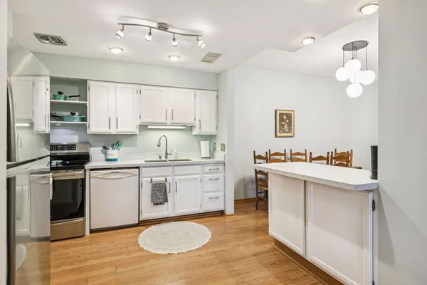 $225,000 | 2265 Youngman Avenue West, Unit 403E, St. Paul, MN 55116