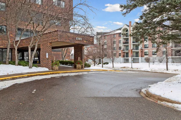 $225,000 | 2265 Youngman Avenue West, Unit 403E, St. Paul, MN 55116
