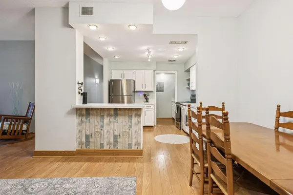 $225,000 | 2265 Youngman Avenue West, Unit 403E, St. Paul, MN 55116