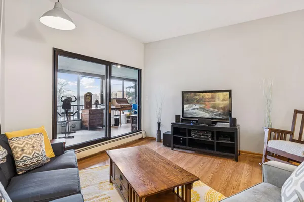 $225,000 | 2265 Youngman Avenue West, Unit 403E, St. Paul, MN 55116