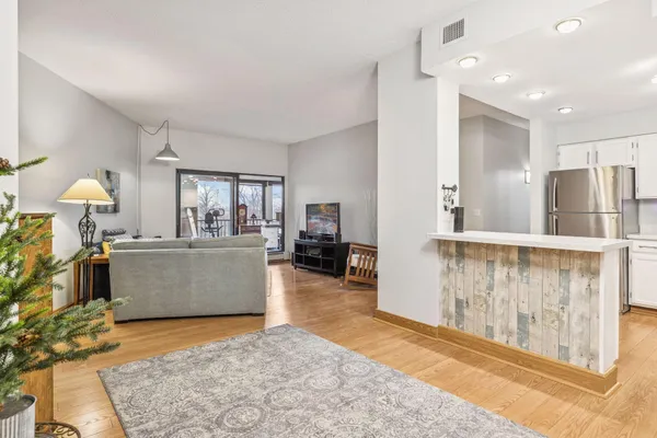 $225,000 | 2265 Youngman Avenue West, Unit 403E, St. Paul, MN 55116