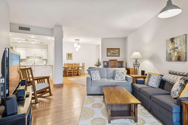 $234,900 | 2265 Youngman Avenue West, Unit 403E, St. Paul, MN 55116