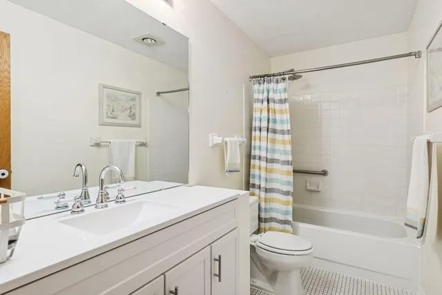 $234,900 | 2265 Youngman Avenue West, Unit 403E, St. Paul, MN 55116