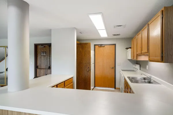 $225,000 | 2265 Youngman Avenue West, Unit 403E, St. Paul, MN 55116