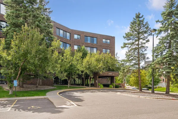 $225,000 | 2265 Youngman Avenue West, Unit 403E, St. Paul, MN 55116