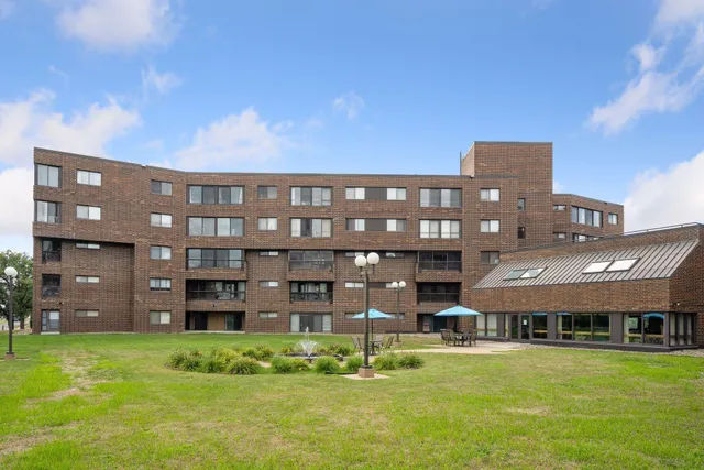 $234,900 | 2265 Youngman Avenue West, Unit 403E, St. Paul, MN 55116