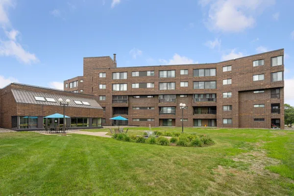 $225,000 | 2265 Youngman Avenue West, Unit 403E, St. Paul, MN 55116