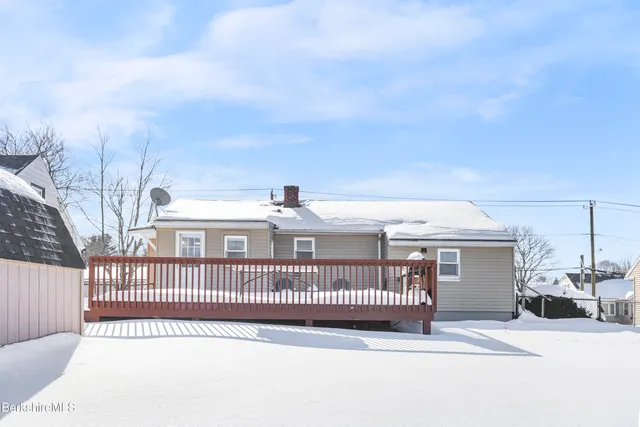 a view of back yard of the house