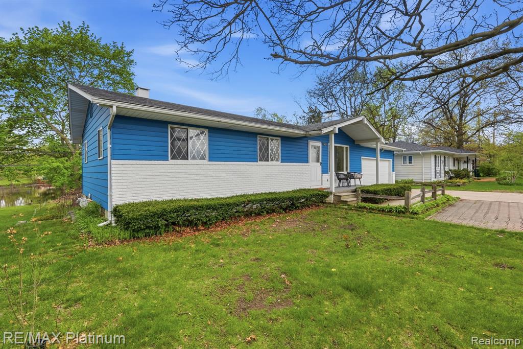 10469 Cooley Lake Road Commerce Township, MI 48382 - Photo 3 of 27