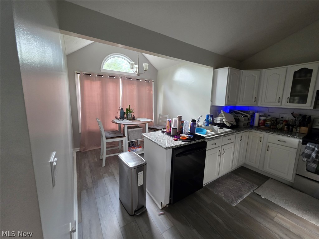 29 Lethbridge Lane Akron, OH 44321 - Photo 4 of 28
