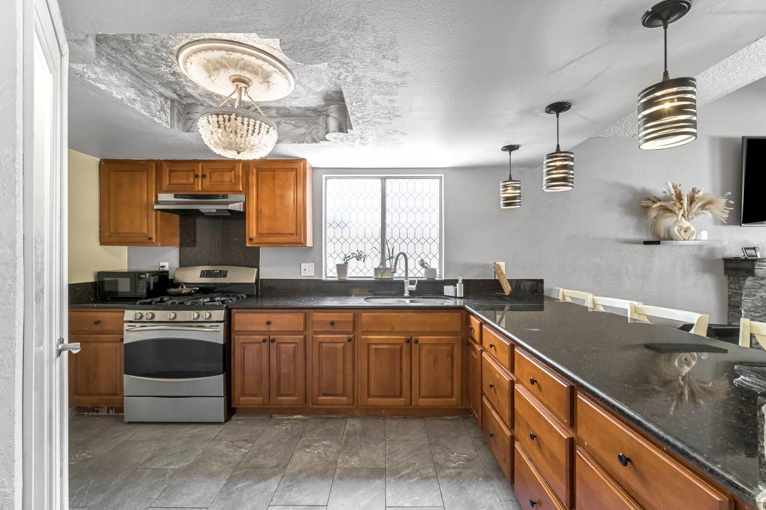 4883 East Geary Avenue Fresno, CA 93725 - Photo 12 of 32