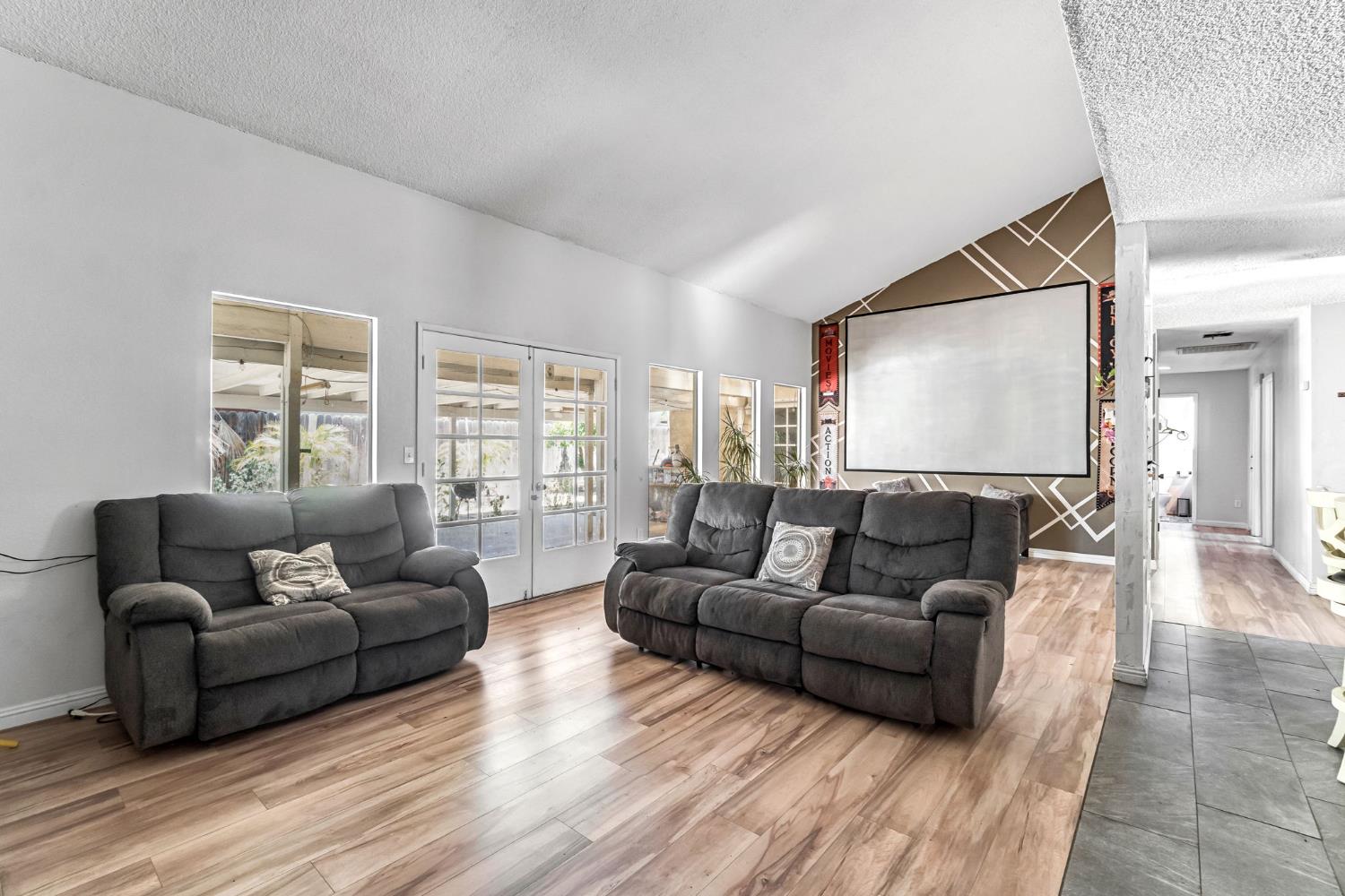 4883 East Geary Avenue Fresno, CA 93725 - Photo 9 of 32