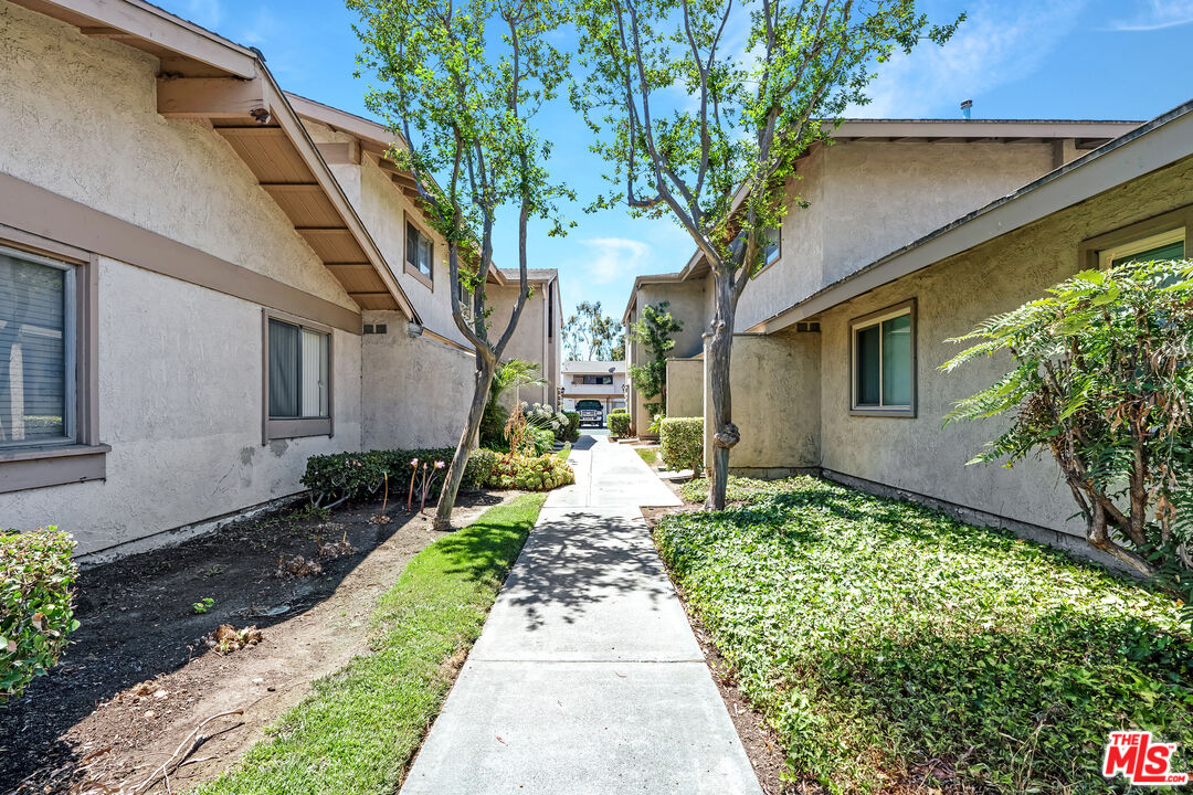 186 Southampton Way, Unit 29 Placentia, CA 92870 - Photo 18 of 20 a front view of a house with garden