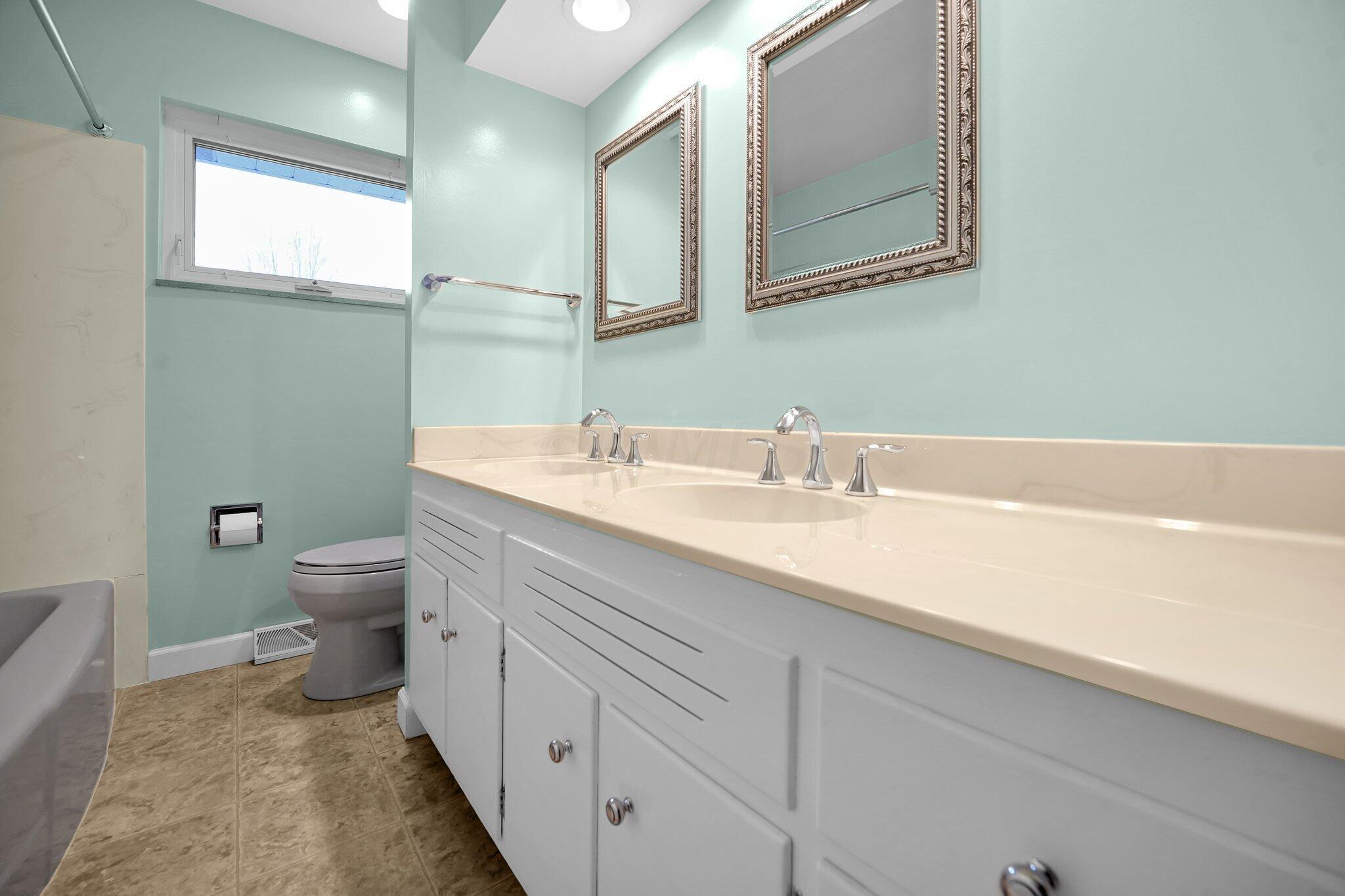 2247 Lytham Road Columbus, OH 43220 - Photo 16 of 24 Hallway Full Bath