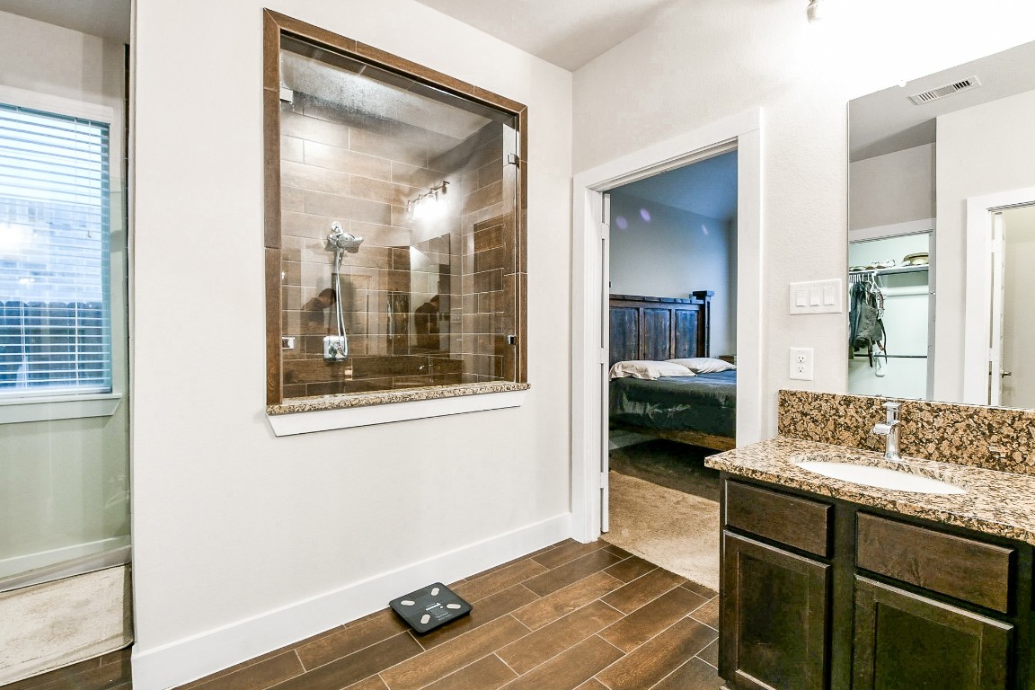 236 Bright Bluff Circle Waller, TX 77484 - Photo 23 of 32 a en suite bathroom with a sink and a mirror