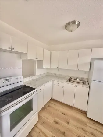 $2,000 | 1990 Northwest 183rd Street, Unit 9, Miami Gardens, FL 33056
