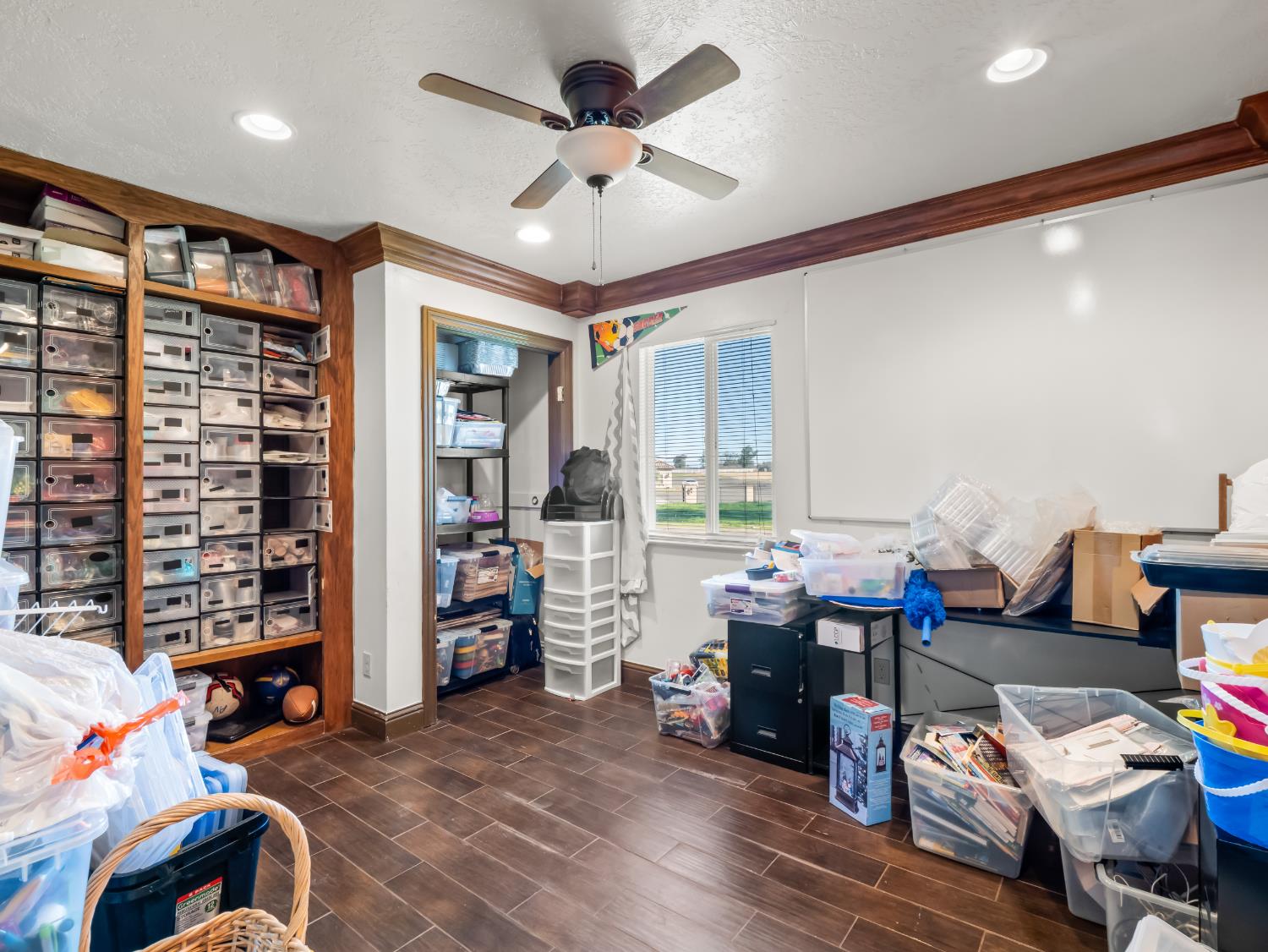 16998 Rio Plaza Road Madera, CA 93636 - Photo 19 of 42 a workspace with furniture and window