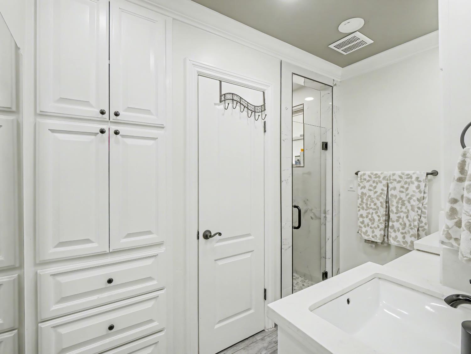 16998 Rio Plaza Road Madera, CA 93636 - Photo 22 of 42 a bathroom with a shower a sink and a mirror