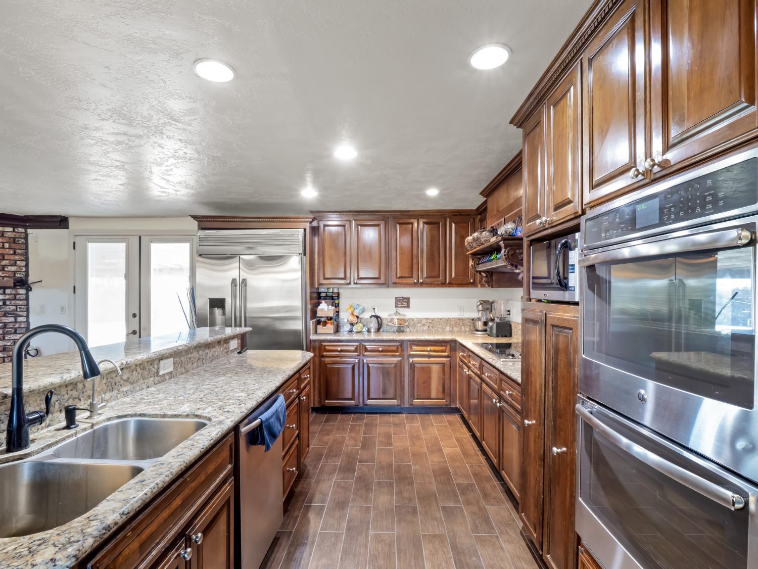 16998 Rio Plaza Road Madera, CA 93636 - Photo 10 of 42 a kitchen with stove a sink and refrigerator