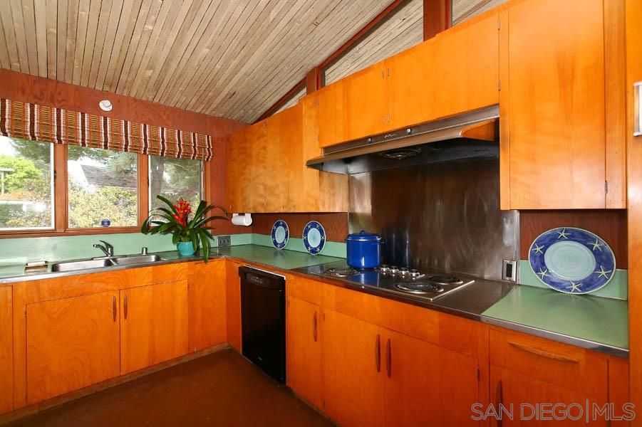 2641 Inyaha Lane La Jolla, CA 92037 - Photo 3 of 11