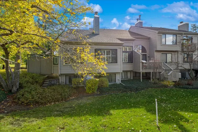 $595,000 | 868 Longmeadow Court, Lake Barrington, IL 60010