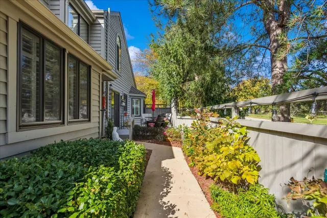 $595,000 | 868 Longmeadow Court, Lake Barrington, IL 60010