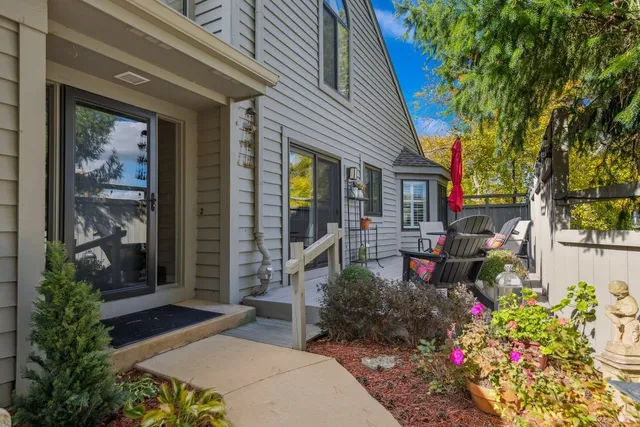 $595,000 | 868 Longmeadow Court, Lake Barrington, IL 60010