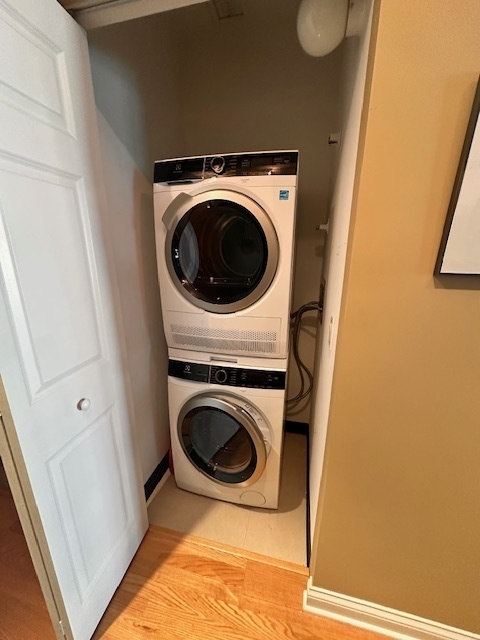 8 West Monroe Street, Unit 1410 Chicago, IL 60603 - Photo 11 of 16 a utility room with dryer and washer