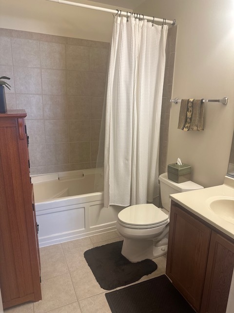 8 West Monroe Street, Unit 1410 Chicago, IL 60603 - Photo 3 of 16 a bathroom with a toilet a sink and a bathtub