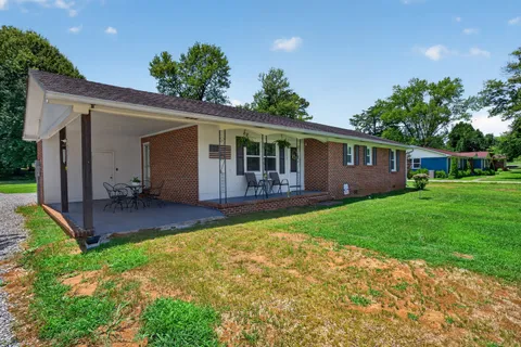 a view of a house with backyard and porch