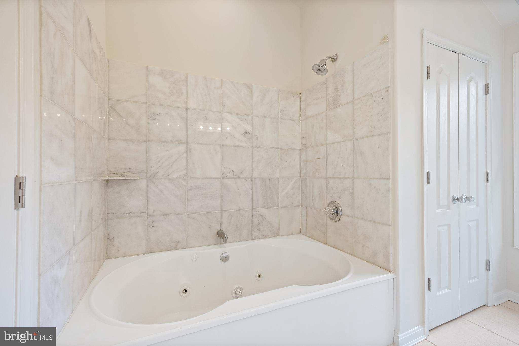 322 Piney Point Road Pasadena, MD 21122 - Photo 23 of 50 a bathroom with a bathtub