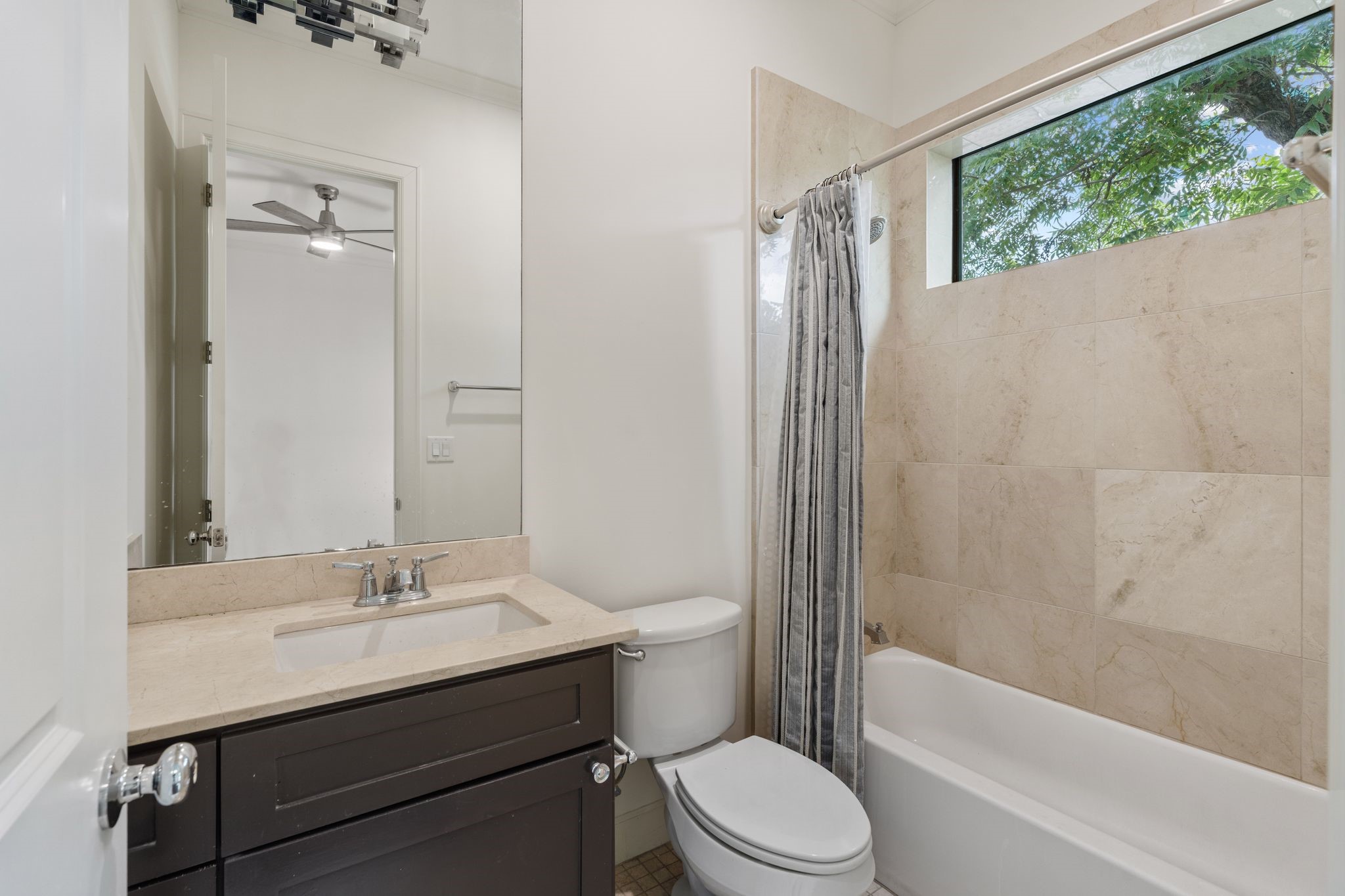 908 Thompson Street Houston, TX 77007 - Photo 27 of 45 This en-suite bathroom features a stylish vanity and a tub/shower combination.