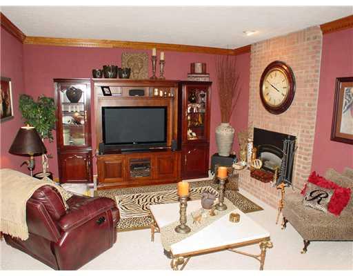 206 Warren Road Warrendale, PA 15086 - Photo 8 of 18 Living Room.