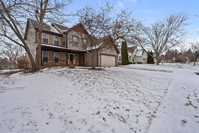 $395,000 | 178 Mistwood Lane, North Aurora, IL 60542