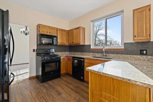 $395,000 | 178 Mistwood Lane, North Aurora, IL 60542