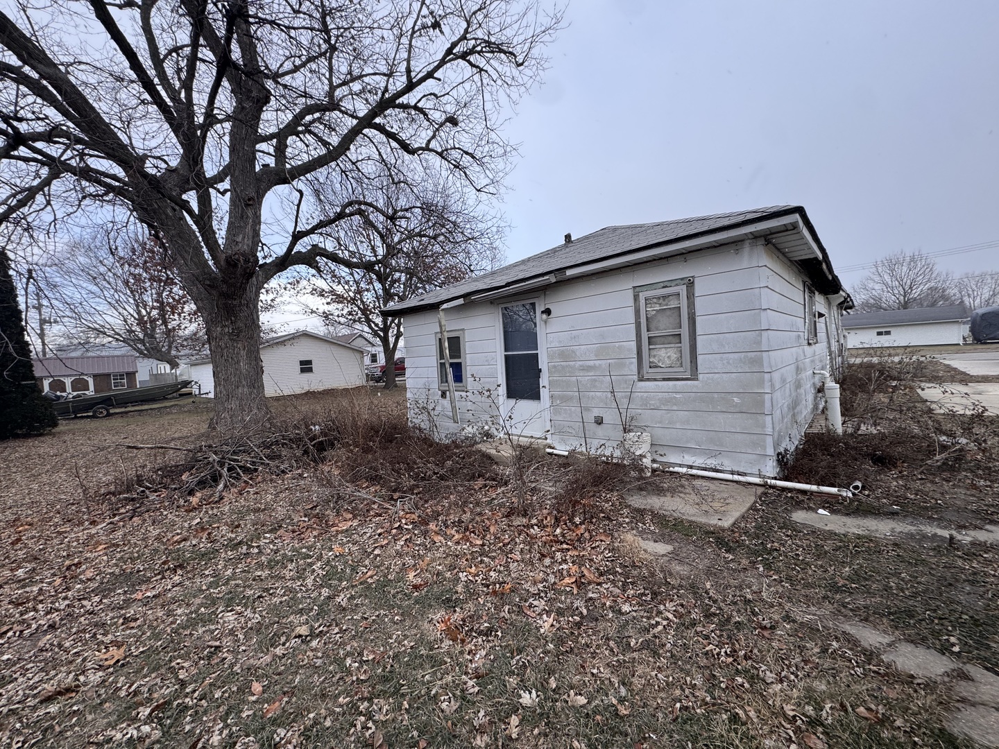 454 South 7th Avenue Canton, IL 61520 - Photo 3 of 7 a backyard of a house with large trees