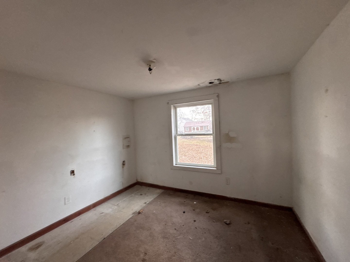 454 South 7th Avenue Canton, IL 61520 - Photo 6 of 7 an empty room with a window